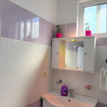 Sazani's Place Fier